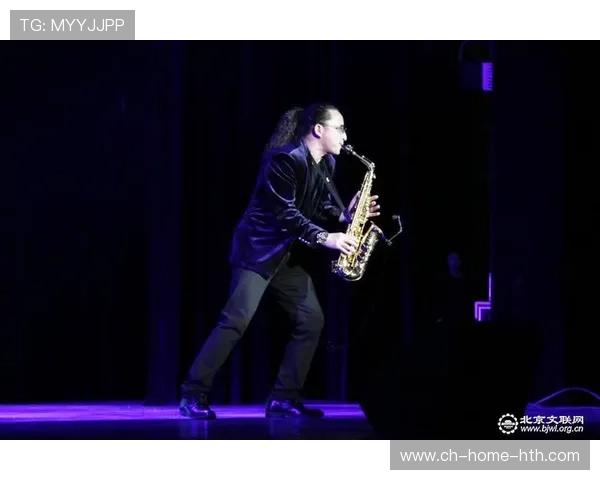 凯恩强势压住防守后转身打门——在训练场上复刻瞬间艺术